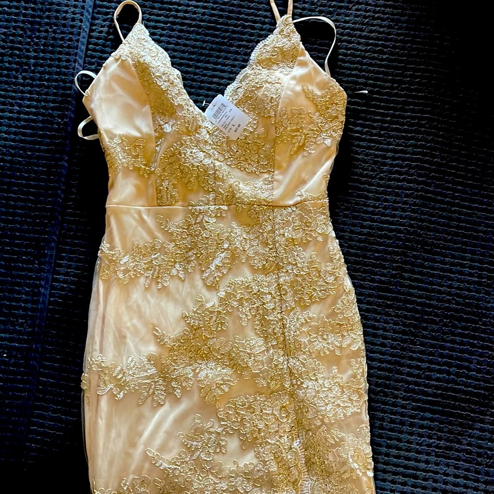 Windsor women’s gold mini dress, size large